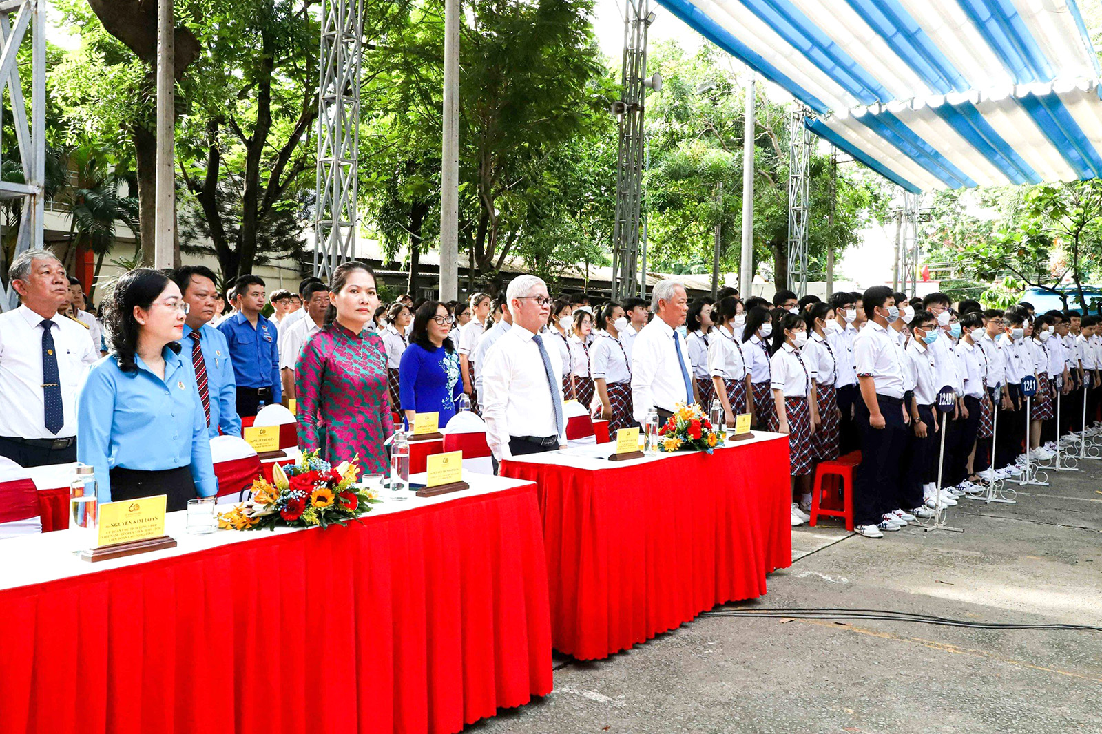Bí thư Tỉnh ủy Bình Dương Nguyễn Văn Lợi chào cờ Lễ khai giảng năm học mới 2023 2024 tại Trường THPT Dĩ An - Bình Dương.